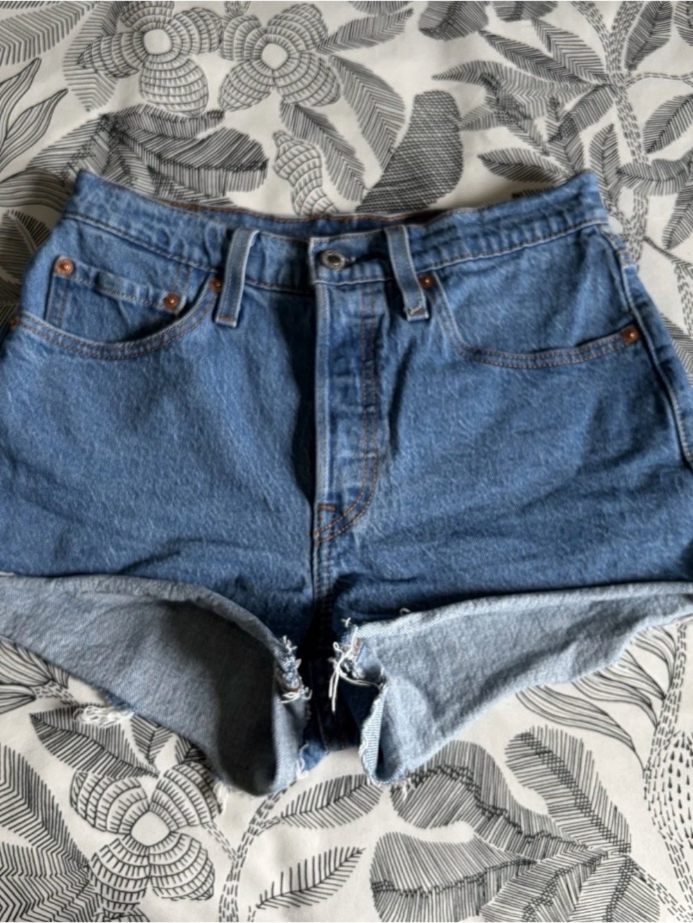 Levi’s 501 Women’s Blue Denim Shorts High Rise Distressed W30 L32
